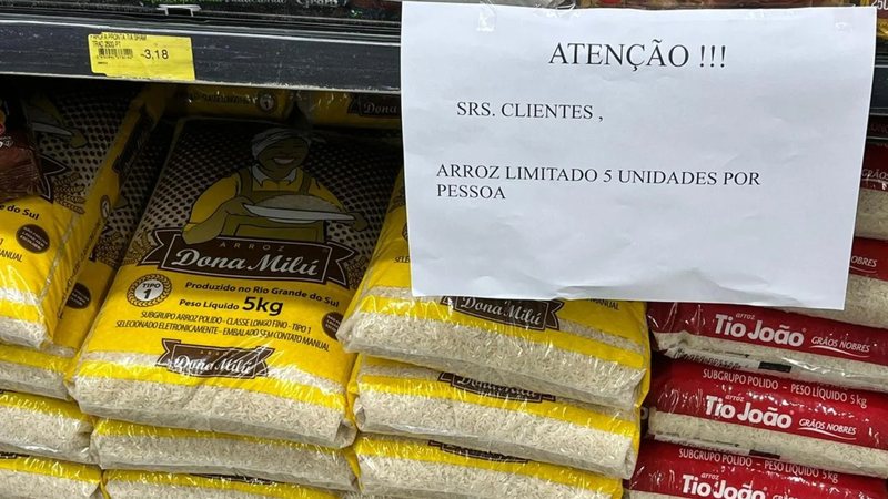 Apesar das garantias, alguns supermercados em Minas Gerais limitaram a venda do arroz devido ao receio de desabastecimento - Diário do Acre